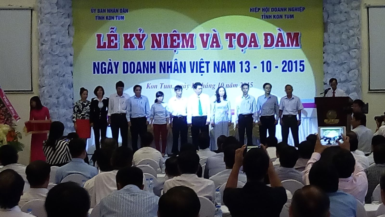 Khen thưởng thành tích xuất sắc trong hoạt động sản xuất kinh doanh  trên địa bàn tỉnh Kon Tum nhân kỷ niệm Ngày Doanh nhân  Việt Nam 13 tháng 10 năm 2020